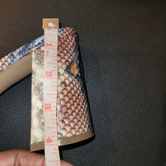 Heels - Picture 4 of 4